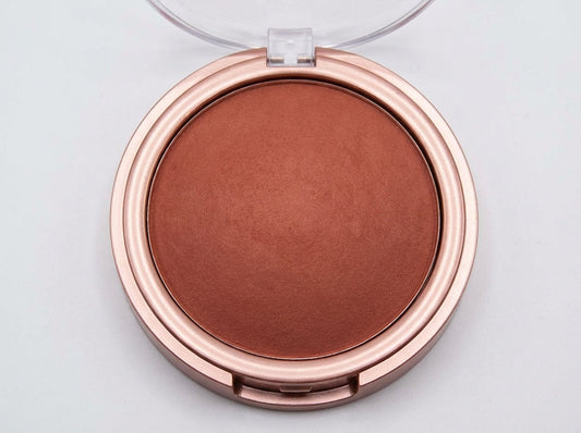 Enhance your complexion with this radiant baked bronzer designed to deliver a soft